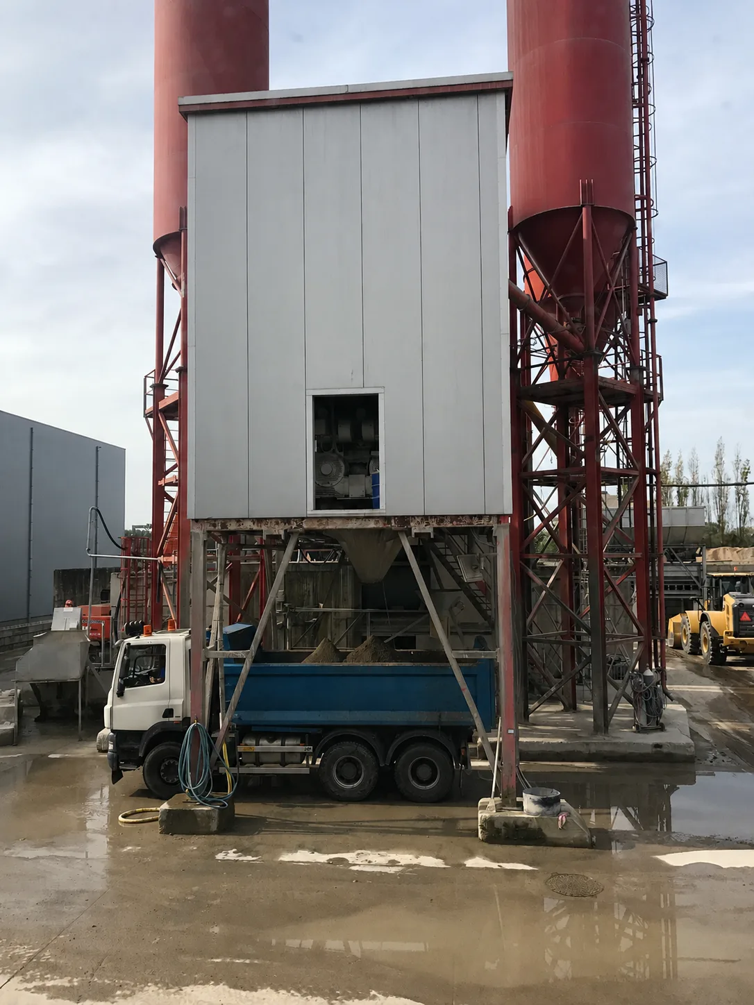 Betoncentrale met silo's tijdens milieuopvolging