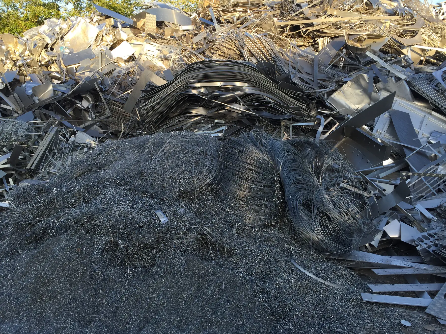 Gesorteerde metaalstromen op een recyclagesite